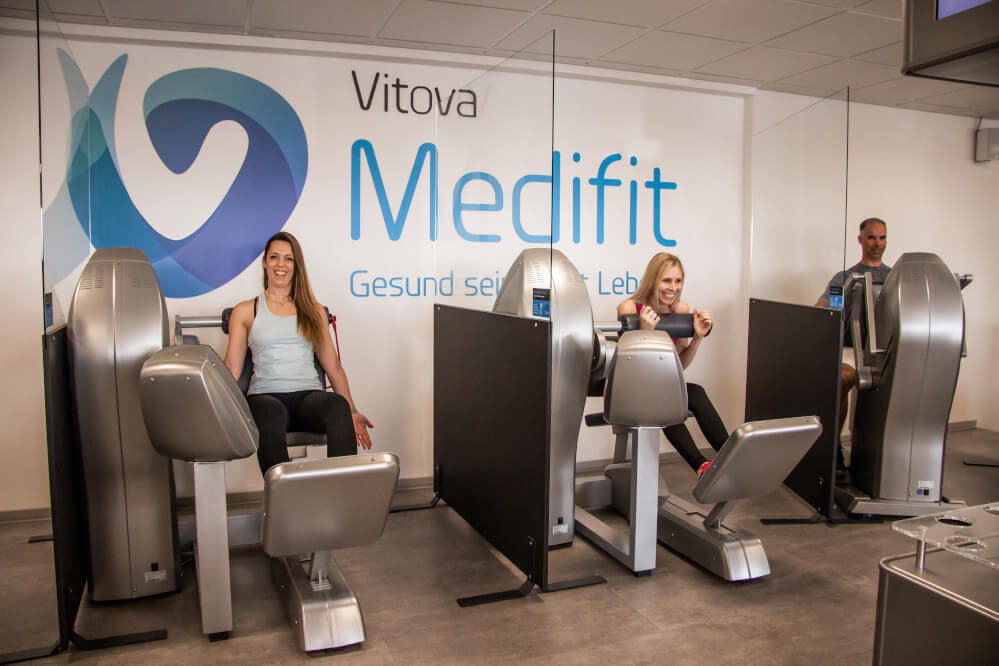 Mitglieder trainieren im Milon Zirkel im Vitova Medifit Nordenstadt